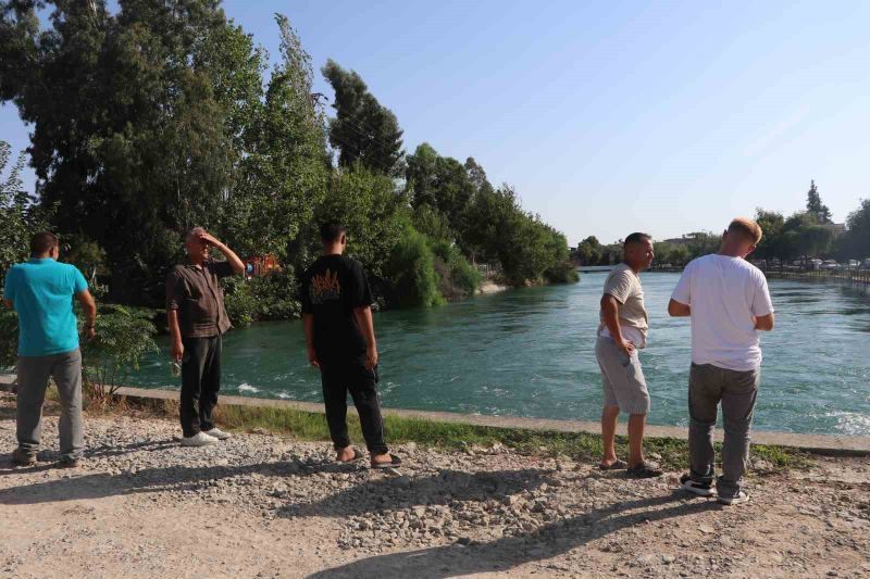 ADANA’DA SERİNLEMEK İÇİN SULAMA KANALINA GİREN BİR KİŞİ SUDA KAYBOLDU. SUALTI POLİSİNİN KAYBOLAN KİŞİYİ ARAMA ÇALIŞMASI SÜRÜYOR.