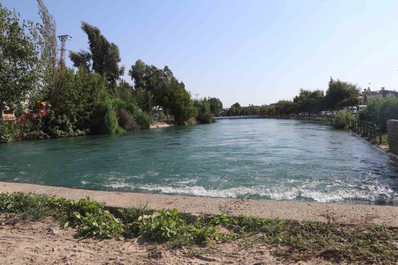 ADANA’DA SERİNLEMEK İÇİN SULAMA KANALINA GİREN BİR KİŞİ SUDA KAYBOLDU. SUALTI POLİSİNİN KAYBOLAN KİŞİYİ ARAMA ÇALIŞMASI SÜRÜYOR.