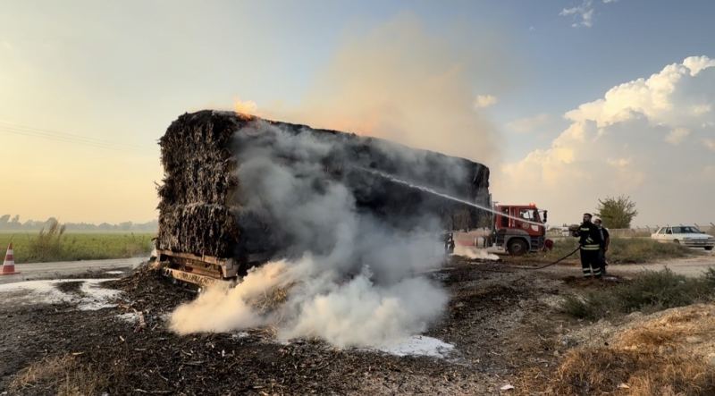 OSMANİYE’NİN KADİRLİ İLÇESİNDE ÇIKAN ANIZ YANGINI, SEYİR HALİNDEKİ SAMAN BALYASI YÜKLÜ TIRIN DORSESİNE SIÇRADI. YANGINI FARK EDEN SÜRÜCÜ, TIRIN KUPASINI DORSEDEN AYIRARAK YANMAKTAN KURTARDI.