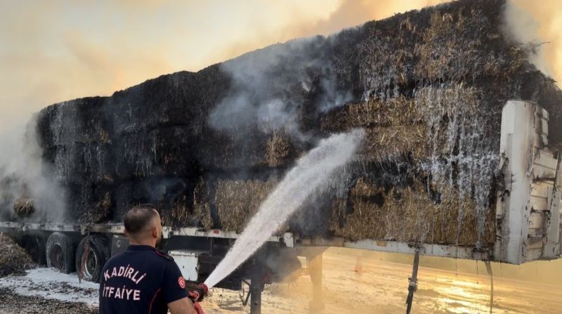 OSMANİYE’NİN KADİRLİ İLÇESİNDE ÇIKAN ANIZ YANGINI, SEYİR HALİNDEKİ SAMAN BALYASI YÜKLÜ TIRIN DORSESİNE SIÇRADI. YANGINI FARK EDEN SÜRÜCÜ, TIRIN KUPASINI DORSEDEN AYIRARAK YANMAKTAN KURTARDI.
