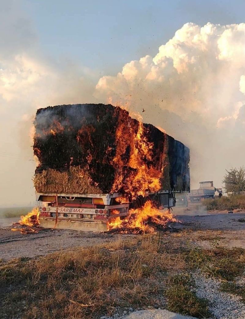 OSMANİYE’NİN KADİRLİ İLÇESİNDE ÇIKAN ANIZ YANGINI, SEYİR HALİNDEKİ SAMAN BALYASI YÜKLÜ TIRIN DORSESİNE SIÇRADI. YANGINI FARK EDEN SÜRÜCÜ, TIRIN KUPASINI DORSEDEN AYIRARAK YANMAKTAN KURTARDI.