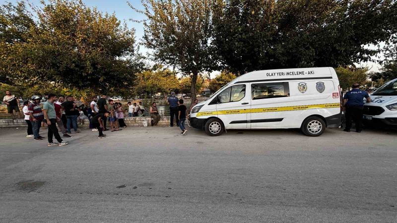 YABANCI UYRUKLU LİMAR HAC MUSA (17) SUYA DÜŞTÜ. BİR SÜRE SUDA ÇIRPINAN LİMAR HAC MUSA GÖZDEN KAYBOLDU. OLAYI GÖREN ÇEVREDEKİ VATANDAŞLAR, DURUMU POLİS VE SAĞLIK EKİPLERİNE BİLDİRDİ.