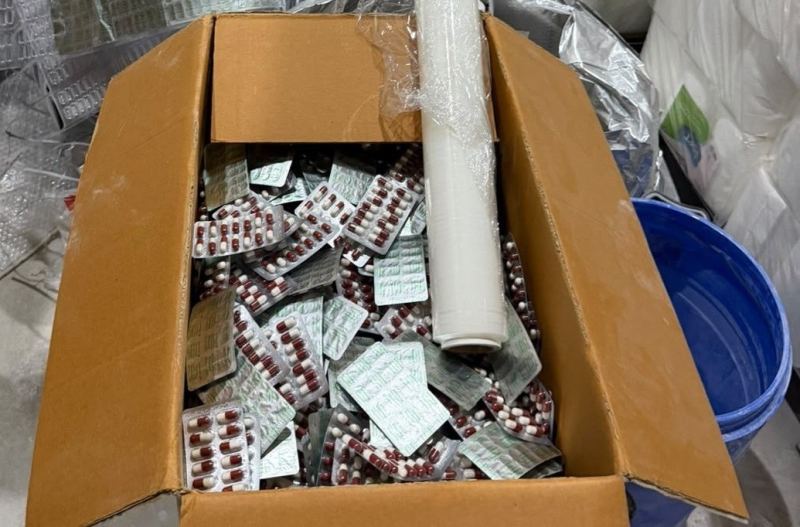 MERSİN’DE PLASTİK AMBALAJ DEPOSUNDA SENTETİK ECZA İMALATI YAPILDIĞI BELİRLENEREK DÜZENLENEN OPERASYONDA YAKALANAN ŞÜPHELİ SAYISI 3'E ÇIKTI. 3 ŞÜPHELİDE ÇIKARILDIĞI MAHKEMECE TUTUKLANIRKEN ELE GEÇEN SENTETİK ECZA HAPI İSE 303 BİN 698 OLDU.