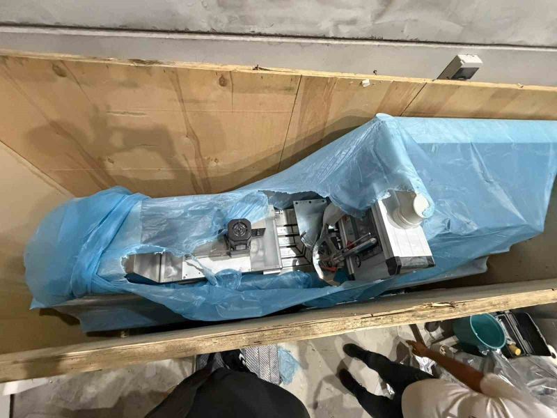 MERSİN’DE PLASTİK AMBALAJ DEPOSUNDA SENTETİK ECZA İMALATI YAPILDIĞI BELİRLENEREK DÜZENLENEN OPERASYONDA YAKALANAN ŞÜPHELİ SAYISI 3'E ÇIKTI. 3 ŞÜPHELİDE ÇIKARILDIĞI MAHKEMECE TUTUKLANIRKEN ELE GEÇEN SENTETİK ECZA HAPI İSE 303 BİN 698 OLDU.