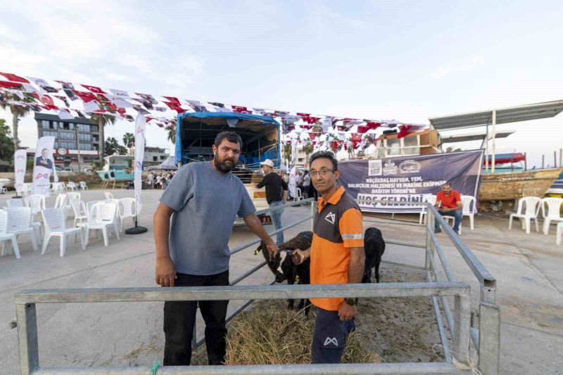 MERSİN BÜYÜKŞEHİR BELEDİYESİ TARAFINDAN ÜRETİCİLERİN GİRDİ MALİYETLERİNİ AZALTMAK VE ÜRETİM KAPASİTESİNİ GÜÇLENDİRMEK AMACIYLA DÜZENLENEN TÖRENDE, KÜÇÜKBAŞ HAYVAN, YEM, ZEYTİN HASAT MAKİNESİ VE BALIKÇILIK EKİPMANLARI DAĞITILDI.