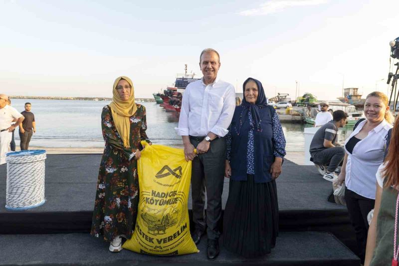 MERSİN BÜYÜKŞEHİR BELEDİYESİ TARAFINDAN ÜRETİCİLERİN GİRDİ MALİYETLERİNİ AZALTMAK VE ÜRETİM KAPASİTESİNİ GÜÇLENDİRMEK AMACIYLA DÜZENLENEN TÖRENDE, KÜÇÜKBAŞ HAYVAN, YEM, ZEYTİN HASAT MAKİNESİ VE BALIKÇILIK EKİPMANLARI DAĞITILDI.
