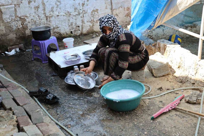 ADANA’DA EV SAHİBİ OLMA HAYALİ KURAN 5 ÇOCUK SAHİBİ HATUN ASLANER, KOMŞUSU OLDUĞU ÖNE SÜRÜLEN KİŞİ TARAFINDAN KREDİ KARTI ÇIKARTMA VAADİYLE DOLANDIRILDI.