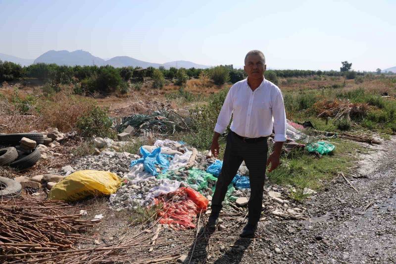 BAHÇE SAHİBİ AYDIN BOZDOĞAN ATIKLARIN YAKILMASI İLE BAHÇELERİNİN ZARA GÖRDÜĞÜNÜ KAYDETTİ.