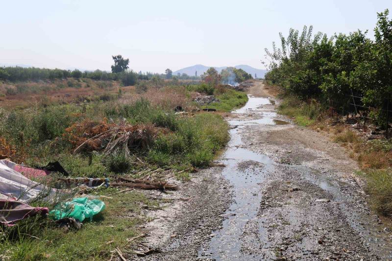 ADANA’NIN KOZAN İLÇESİNDE DELİÇAY DERESİ’NİN YATAĞI VE ÇEVRESİ, KİMLİĞİ BELİRSİZ KİŞİ VEYA KİŞİLERCE BIRAKILDIĞI ÖNE SÜRÜLEN İNŞAAT ATIKLARI, PLASTİK VE ÇEŞİTLİ ÇÖPLER NEDENİYLE ADETA ÇÖPLÜĞE DÖNDÜ