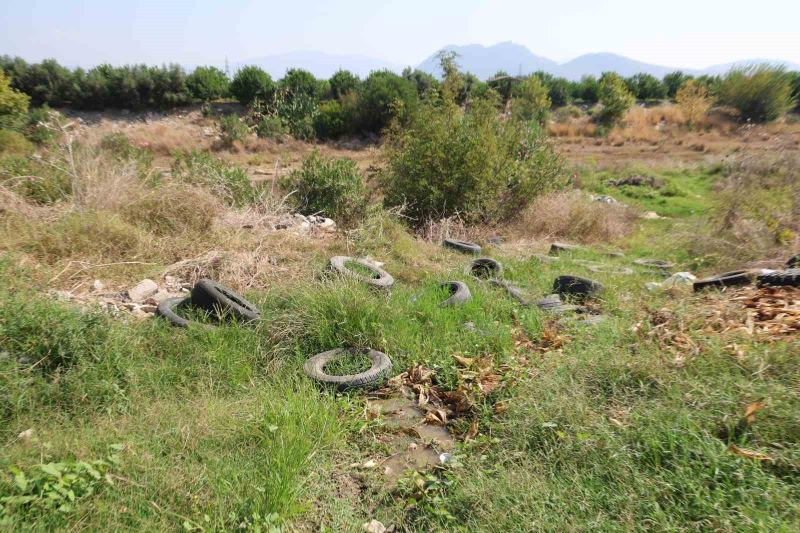 ADANA’NIN KOZAN İLÇESİNDE DELİÇAY DERESİ’NİN YATAĞI VE ÇEVRESİ, KİMLİĞİ BELİRSİZ KİŞİ VEYA KİŞİLERCE BIRAKILDIĞI ÖNE SÜRÜLEN İNŞAAT ATIKLARI, PLASTİK VE ÇEŞİTLİ ÇÖPLER NEDENİYLE ADETA ÇÖPLÜĞE DÖNDÜ