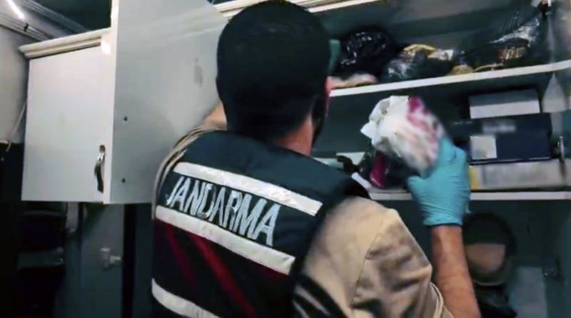 OSMANİYE’DE TERÖR ÖRGÜTÜ DEAŞ’A YÖNELİK DÜZENLENEN OPERASYONDA GÖZALTINA ALINAN SURİYE UYRUKLU ŞÜPHELİ TUTUKLANDI.