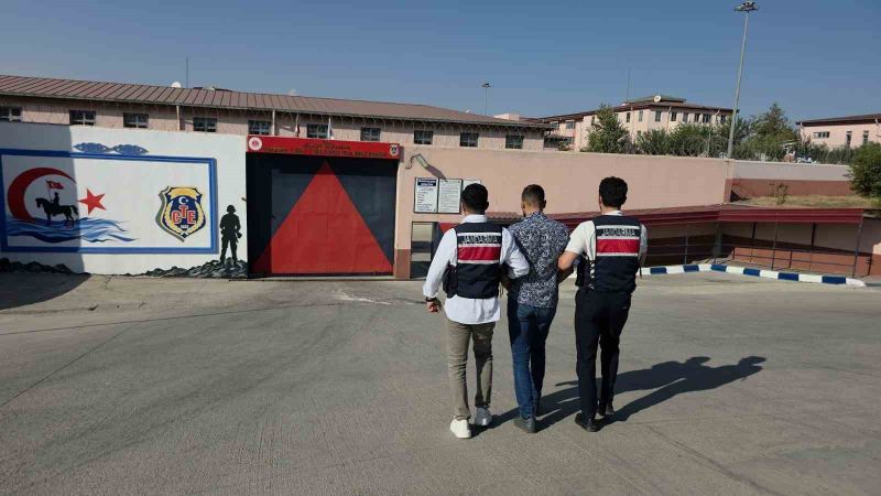 OSMANİYE’DE TERÖR ÖRGÜTÜ DEAŞ’A YÖNELİK DÜZENLENEN OPERASYONDA GÖZALTINA ALINAN SURİYE UYRUKLU ŞÜPHELİ TUTUKLANDI.