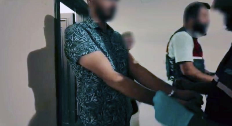 OSMANİYE’DE TERÖR ÖRGÜTÜ DEAŞ’A YÖNELİK DÜZENLENEN OPERASYONDA GÖZALTINA ALINAN SURİYE UYRUKLU ŞÜPHELİ TUTUKLANDI.