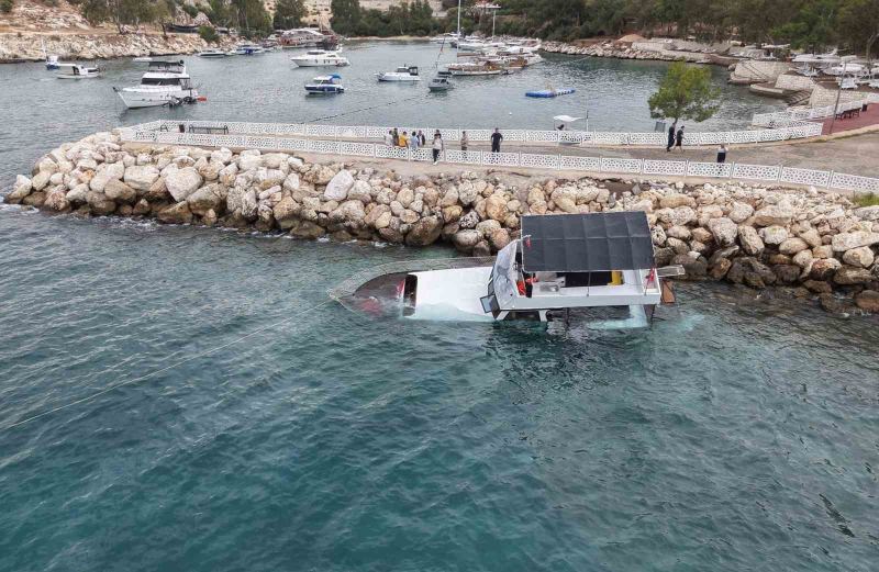 MERSİN'İN SİLİFKE İLÇESİNDE TEKNE FIRTINA DA KIYIYA VURARAK KISMEN BATARKEN, KURTARMA ÇALIŞMASI BAŞLATILDI.