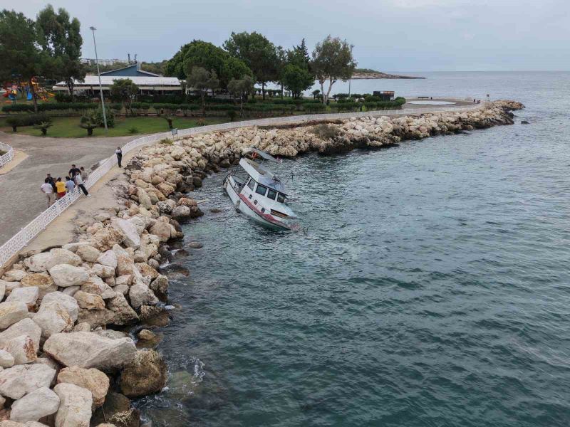 MERSİN'İN SİLİFKE İLÇESİNDE TEKNE FIRTINA DA KIYIYA VURARAK KISMEN BATARKEN, KURTARMA ÇALIŞMASI BAŞLATILDI.