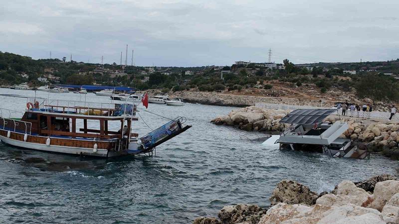 MERSİN'İN SİLİFKE İLÇESİNDE TEKNE FIRTINA DA KIYIYA VURARAK KISMEN BATARKEN, KURTARMA ÇALIŞMASI BAŞLATILDI.