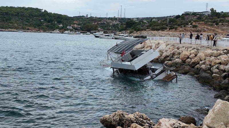 MERSİN'İN SİLİFKE İLÇESİNDE TEKNE FIRTINA DA KIYIYA VURARAK KISMEN BATARKEN, KURTARMA ÇALIŞMASI BAŞLATILDI.