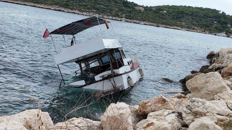 MERSİN'İN SİLİFKE İLÇESİNDE TEKNE FIRTINA DA KIYIYA VURARAK KISMEN BATARKEN, KURTARMA ÇALIŞMASI BAŞLATILDI.