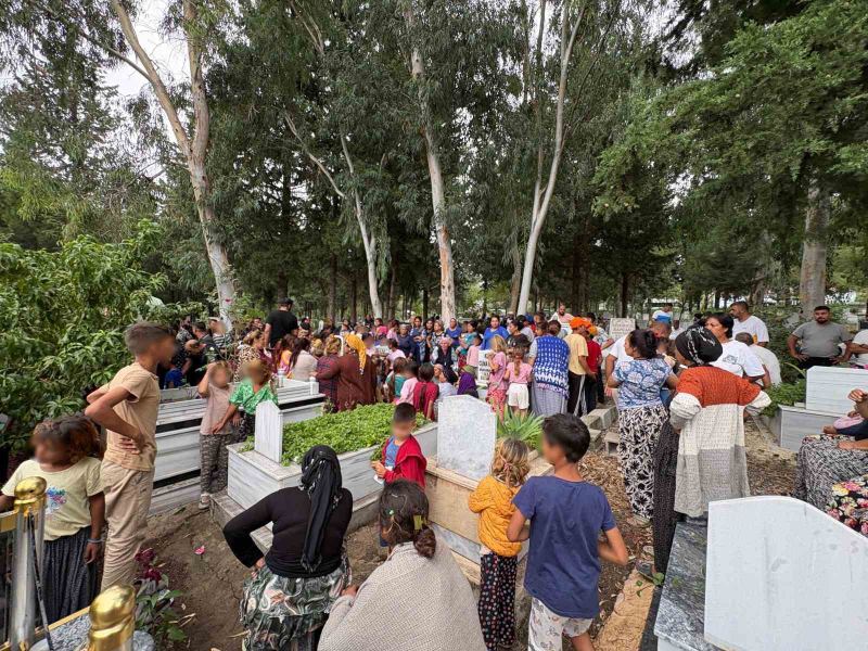 DİDAR F’NİN CENAZESİ, BABA EVİNİN BULUNDUĞU DÜZİÇİ İLÇESİNE GÖTÜRÜLEREK ÇAMİÇİ MEZARLIĞI’NDA TOPRAĞA VERİLDİ.