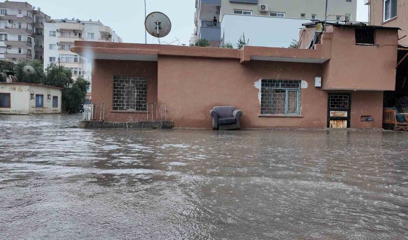 METEOROLOJİNİN UYARDIĞI SAĞANAK YAĞIŞ MERSİN'İN BAZI BÖLGELERİNDE ETKİLİ OLDU, SU TAŞKINLARI YAŞANDI. TATİL NOKTASI KIZKALESİ'NE DEREDEN GELEN SEL SUYU İSE  BÖLGEYİ OLUMSUZ ETKİLEDİ.