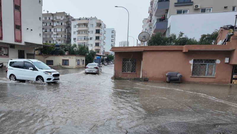 METEOROLOJİNİN UYARDIĞI SAĞANAK YAĞIŞ MERSİN'İN BAZI BÖLGELERİNDE ETKİLİ OLDU, SU TAŞKINLARI YAŞANDI. TATİL NOKTASI KIZKALESİ'NE DEREDEN GELEN SEL SUYU İSE  BÖLGEYİ OLUMSUZ ETKİLEDİ.