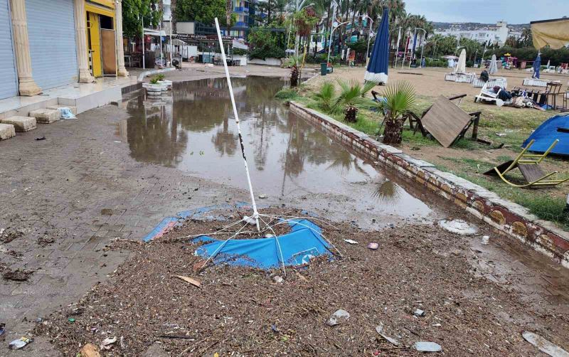 METEOROLOJİNİN UYARDIĞI SAĞANAK YAĞIŞ MERSİN'İN BAZI BÖLGELERİNDE ETKİLİ OLDU, SU TAŞKINLARI YAŞANDI. TATİL NOKTASI KIZKALESİ'NE DEREDEN GELEN SEL SUYU İSE  BÖLGEYİ OLUMSUZ ETKİLEDİ.