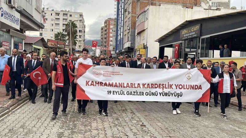 OSMANİYE’DE GAZİLER MEHTER MARŞLARIYLA YÜRÜDÜ