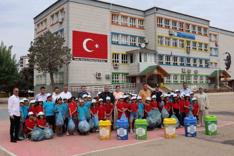 ADANA'NIN KOZAN İLÇESİNDE HALİT DAĞLI İLKOKULU ÖĞRENCİLERİ, "EĞİTİM KENTİ ADANA'DA SIFIR ATIK VE ÇEVRE FARKINDALIĞI" PROJESİ ÇERÇEVESİNDE OKUL ÇEVRESİNDEKİ CADDE VE SOKAKLARDA ÇÖP TOPLADI. MİNİK ÖĞRENCİLER, TOPLADIKLARI CAM, PLASTİK VE KÂĞIT ATIKLARI GERİ DÖNÜŞÜM İÇİN AYRIŞTIRIRKEN, VATANDAŞLARA "DOĞAYI KİRLETMEYİN" ÇAĞRISINDA BULUNDU.
