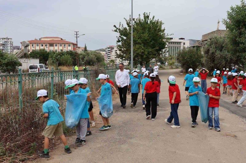 ADANA'NIN KOZAN İLÇESİNDE HALİT DAĞLI İLKOKULU ÖĞRENCİLERİ, "EĞİTİM KENTİ ADANA'DA SIFIR ATIK VE ÇEVRE FARKINDALIĞI" PROJESİ ÇERÇEVESİNDE OKUL ÇEVRESİNDEKİ CADDE VE SOKAKLARDA ÇÖP TOPLADI. MİNİK ÖĞRENCİLER, TOPLADIKLARI CAM, PLASTİK VE KÂĞIT ATIKLARI GERİ DÖNÜŞÜM İÇİN AYRIŞTIRIRKEN, VATANDAŞLARA "DOĞAYI KİRLETMEYİN" ÇAĞRISINDA BULUNDU.