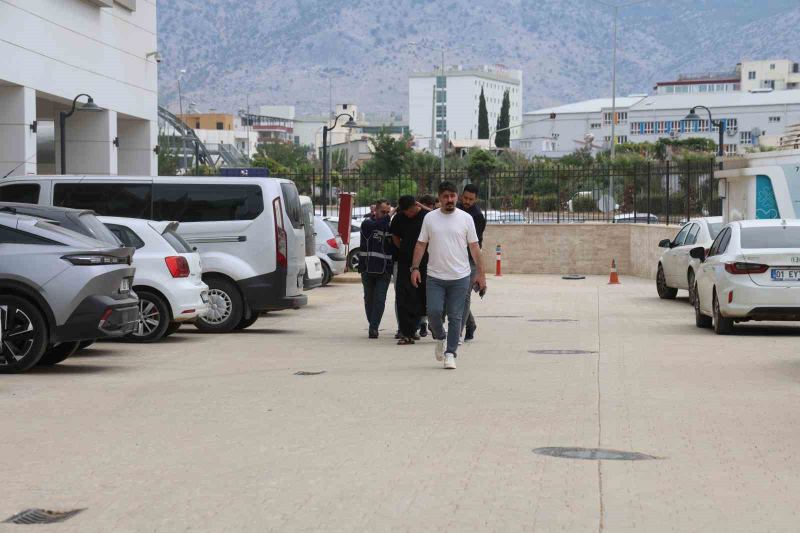 ADANA’NIN KOZAN İLÇESİNDE FARKLI TARİHLERDE MEYDANA GELEN SİLAHLA YARALAMA VE SİLAHLA TEHDİT OLAYLARIYLA İLGİLİ YÜRÜTÜLEN SORUŞTURMA KAPSAMINDA GÖZALTINA ALINAN 3 ŞÜPHELİDEN 2’Sİ TUTUKLANDI.