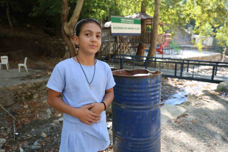 9 YAŞINDAKİ ZEYNEP MİRAY SOLMUŞGÜL, ALANDA BULUNAN "ÇÖP ATAN EŞEKTİR" YAZILI TABELANIN HAKLI OLDUĞUNU BELİRTEREK, "BU YAZIYI OKUYUNCA İNSANLARIN DOĞAYI TEMİZ TUTMALARINI İSTEDİM. ‘ÇÖP ATAN EŞEKTİR’ YAZMIŞLAR, ÇOK DOĞRU YAZMIŞLAR.