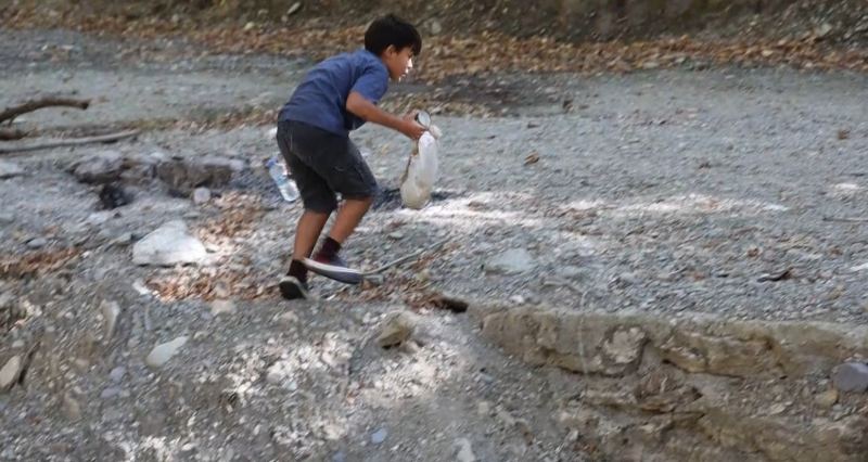 ADANA’NIN FEKE İLÇESİNDE ÇINAR AĞAÇLARININ GÖLGESİNDE, DOĞAL KAYNAK SUYUNUN BULUNDUĞU GEÇİRİMOLUK MESİRE ALANI’NA ASILAN "ÇÖP ATAN EŞEKTİR" YAZILI TABELA DİKKAT ÇEKERKEN, ÇEVREDEKİ ÇÖPLERE TEPKİ GÖSTEREN ÇOCUKLAR DERE YATAĞINDAKİ ATIKLARI TOPLADI.