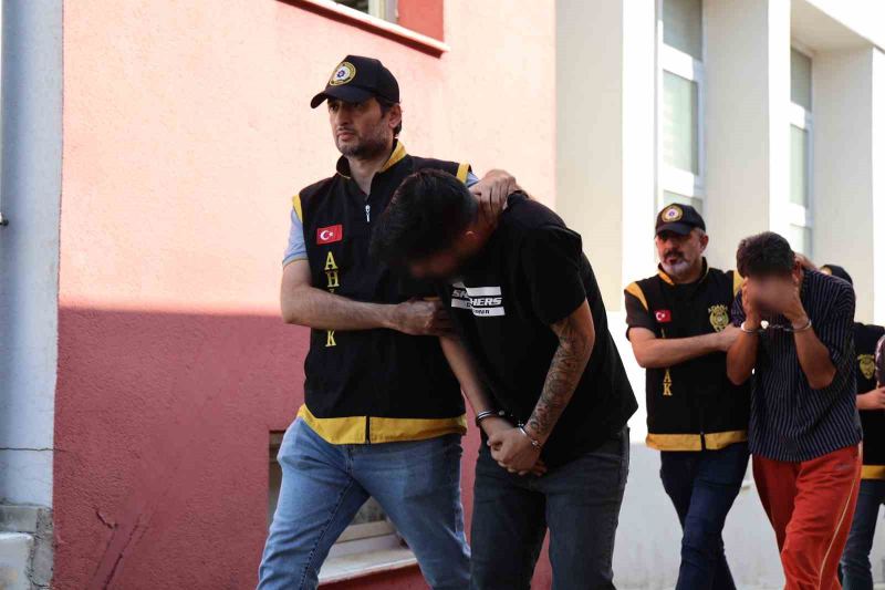 ADANA MERKEZLİ MERSİN VE TEKİRDAĞ’DA DÜZENLENEN EŞ ZAMANLI OPERASYONDA, FUHUŞ YAPTIRDIĞI ÖNE SÜRÜLEN 7’Sİ KADIN 18 ŞÜPHELİ YAKALANDI. ŞÜPHELİLERDEN 17'Sİ TUTUKLANDI.