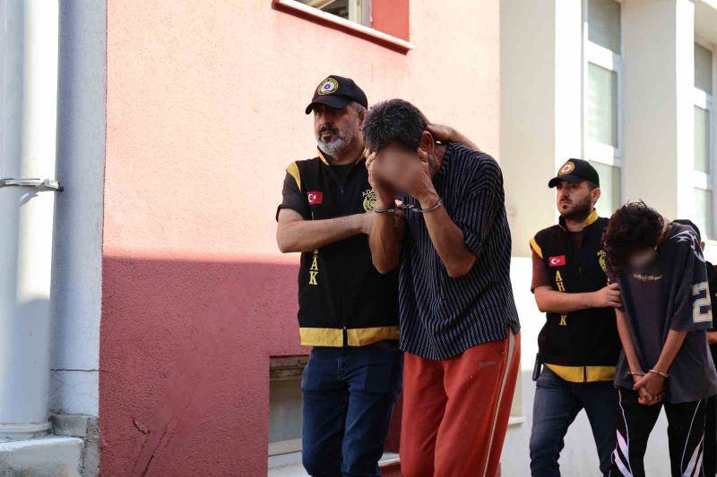 ADANA MERKEZLİ MERSİN VE TEKİRDAĞ’DA DÜZENLENEN EŞ ZAMANLI OPERASYONDA, FUHUŞ YAPTIRDIĞI ÖNE SÜRÜLEN 7’Sİ KADIN 18 ŞÜPHELİ YAKALANDI. ŞÜPHELİLERDEN 17'Sİ TUTUKLANDI.