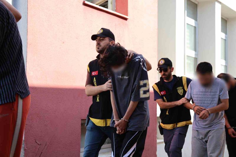 ADANA MERKEZLİ MERSİN VE TEKİRDAĞ’DA DÜZENLENEN EŞ ZAMANLI OPERASYONDA, FUHUŞ YAPTIRDIĞI ÖNE SÜRÜLEN 7’Sİ KADIN 18 ŞÜPHELİ YAKALANDI. ŞÜPHELİLERDEN 17'Sİ TUTUKLANDI.