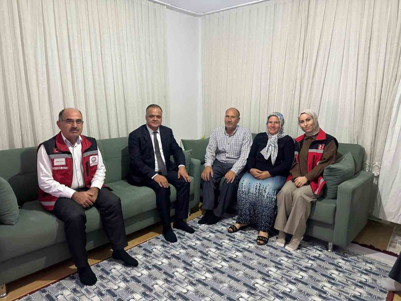MUT İLÇESİNDE 19 EYLÜL GAZİLER GÜNÜ MÜNASEBETİYLE, KAYMAKAM OSMAN ÇELİKKOL, İLÇEDE YAŞAYAN GAZİ AİLELERİNİ EVLERİNDE ZİYARET ETTİ.