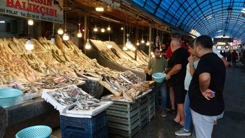 AKDENİZ'DE AV YASAĞININ SONA ERMESİNİN ARDINDAN MERSİN'DE BALIKÇILARIN AĞLARINA TAKILAN ÇEŞİTLİ BALIKLAR TEZGAHLARDAKİ YERİNİ ALDI.