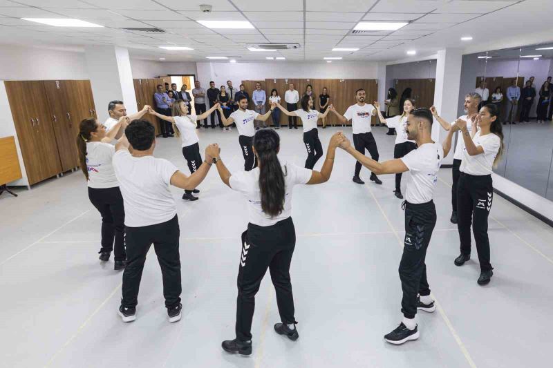MERSİN BÜYÜKŞEHİR BELEDİYE BAŞKANI VAHAP SEÇER, MACİT ÖZCAN SPOR TESİSLERİ’NDE FARKLI BİRİMLERDE GÖREV YAPAN PERSONELLE BİR ARAYA GELEREK YÜRÜTÜLEN ÇALIŞMALAR HAKKINDA BİLGİ ALDI.
