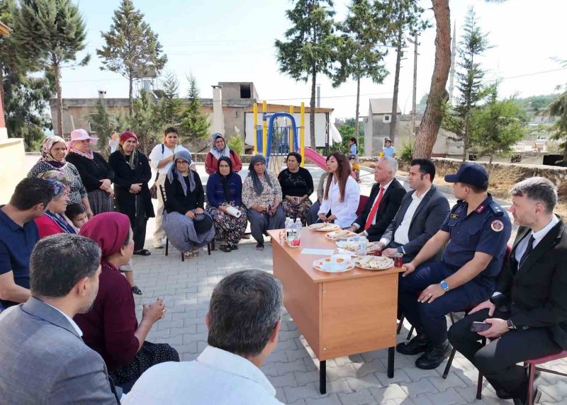 AKDENİZ KAYMAKAMI VE BELEDİYE BAŞKAN VEKİLİ MURAT BEŞİKCİ, MAHALLE ZİYARETLERİ KAPSAMINDA ÖZGÜRLÜK, HEBİLLİ, ESENLİ, IĞDIR VE YEŞİLOVA MAHALLELERİNDE VATANDAŞLARLA BİR ARAYA GELEREK TALEP, ÖNERİ VE ŞİKAYETLERİ DİNLEDİ.