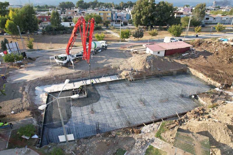 MERSİN’İN AKDENİZ İLÇESİNDE EMEK MAHALLESİ’NE KAZANDIRILACAK 3 KATLI TAZİYE VE KÜLTÜR EVİNİN TEMELİ TÖRENLE ATILDI. TOPLAM BİN 367 METREKARE ALANA SAHİP OLACAK TESİSİN İNŞAAT MALİYETİNİ HAYIRSEVER İŞ İNSANI HİKMET KAYA ÜSTLENİRKEN, MERKEZİN 6 AY İÇERİSİNDE TAMAMLANMASI HEDEFLENİYOR.