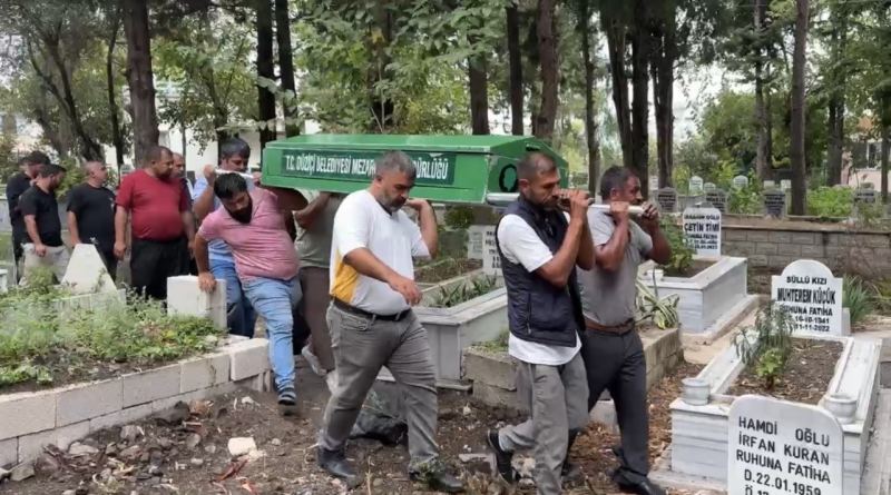 DİDAR F’NİN CENAZESİ, OTOPSİ İŞLEMLERİNİN ARDINDAN DÜZİÇİ İLÇESİNDEKİ ÇAMİÇİ MEZARLIĞI’NDA TOPRAĞA VERİLDİ.