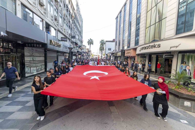 MERSİN’DE 19 EYLÜL GAZİLER GÜNÜ DOLAYISIYLA YÜRÜYÜŞ VE ANMA TÖRENİ DÜZENLENDİ. PROGRAM KAPSAMINDA GAZİLER VE ŞEHİT YAKINLARI DERNEKLERİ ZİYARET EDİLİRKEN, GAZİLER VE AİLELERİ İLE ŞEHİT AİLELERİ YEMEKTE BİR ARAYA GELDİ.