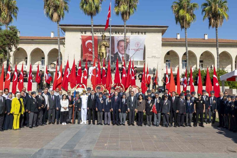 MERSİN’DE 19 EYLÜL GAZİLER GÜNÜ DOLAYISIYLA YÜRÜYÜŞ VE ANMA TÖRENİ DÜZENLENDİ. PROGRAM KAPSAMINDA GAZİLER VE ŞEHİT YAKINLARI DERNEKLERİ ZİYARET EDİLİRKEN, GAZİLER VE AİLELERİ İLE ŞEHİT AİLELERİ YEMEKTE BİR ARAYA GELDİ.