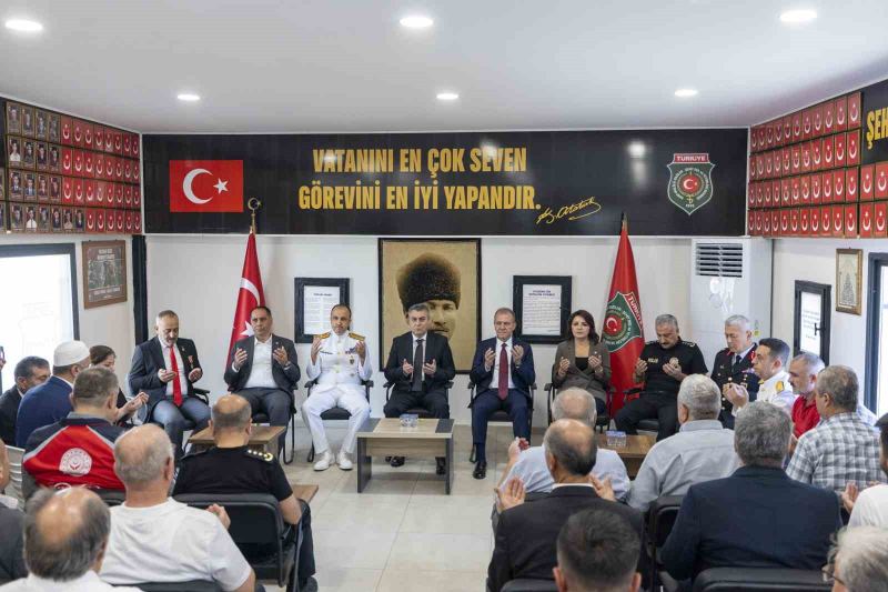 MERSİN’DE 19 EYLÜL GAZİLER GÜNÜ DOLAYISIYLA YÜRÜYÜŞ VE ANMA TÖRENİ DÜZENLENDİ. PROGRAM KAPSAMINDA GAZİLER VE ŞEHİT YAKINLARI DERNEKLERİ ZİYARET EDİLİRKEN, GAZİLER VE AİLELERİ İLE ŞEHİT AİLELERİ YEMEKTE BİR ARAYA GELDİ.