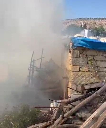 MERSİN’İN MUT İLÇESİNDE BİR AHIRDA ÇIKAN YANGINDA 5 KÜÇÜKBAŞ HAYVAN TELEF OLDU.