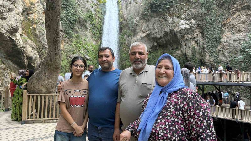 ŞELALEYİ ZİYARET EDEN VATANDAŞLAR, DOĞAYLA İÇ İÇE VAKİT GEÇİRİRKEN YENİ SOSYAL TESİSLERDE DİNLENME İMKÂNI BULUYOR.