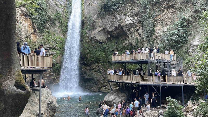 OSMANİYE’NİN DOĞAL GÜZELLİKLERİ ARASINDA YER ALAN KARAÇAY SAKLI ŞELALE, BELEDİYE TARAFINDAN BÖLGEDE TAMAMLANAN MODERN SOSYAL TESİSLERLE BİRLİKTE ZİYARETÇİLERİN UĞRAK NOKTASI HALİNE GELDİ.