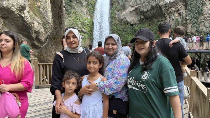 ŞELALEYİ ZİYARET EDEN VATANDAŞLAR, DOĞAYLA İÇ İÇE VAKİT GEÇİRİRKEN YENİ SOSYAL TESİSLERDE DİNLENME İMKÂNI BULUYOR.