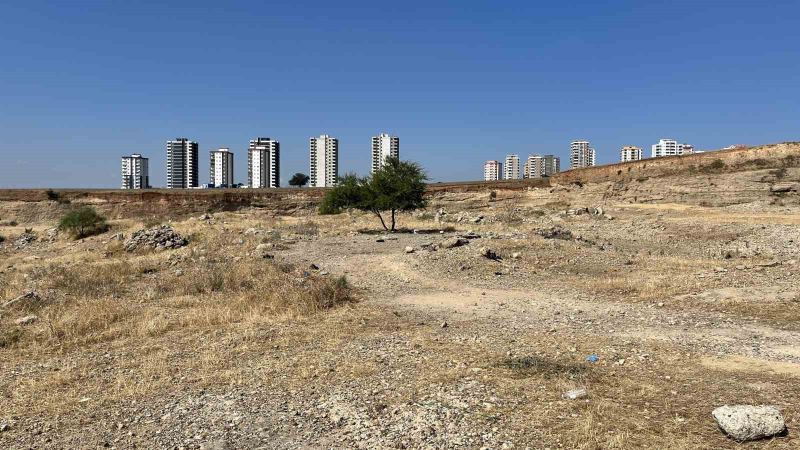 ADANA’DA  35 YAŞINDAKİ EROL COŞKUN BOŞ ARAZİDE ÖLÜ HALDE BULUNDU.