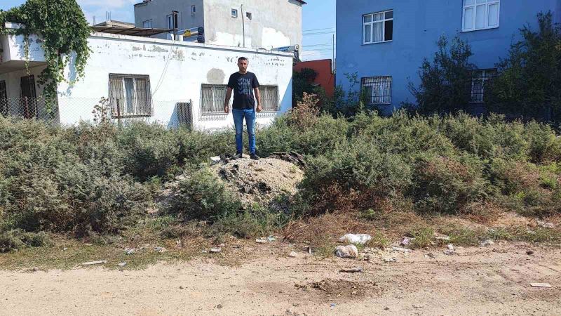 ADANA'DA VATANDAŞLAR ASKİ TARAFINDAN YAPILAN ALTYAPI ÇALIŞMASINDAN SONRA ORTAYA ÇIKAN ASFALT VE TOPRAK ATIKLARININ BOŞ ARAZİLERE BIRAKILMASI VE UZUN SÜREDİR KALDIRILMAMASINA TEPKİ GÖSTERDİ.